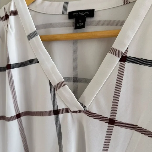 Ann Taylor White Windowpane V-Neck Blouse - Picture 2 of 2